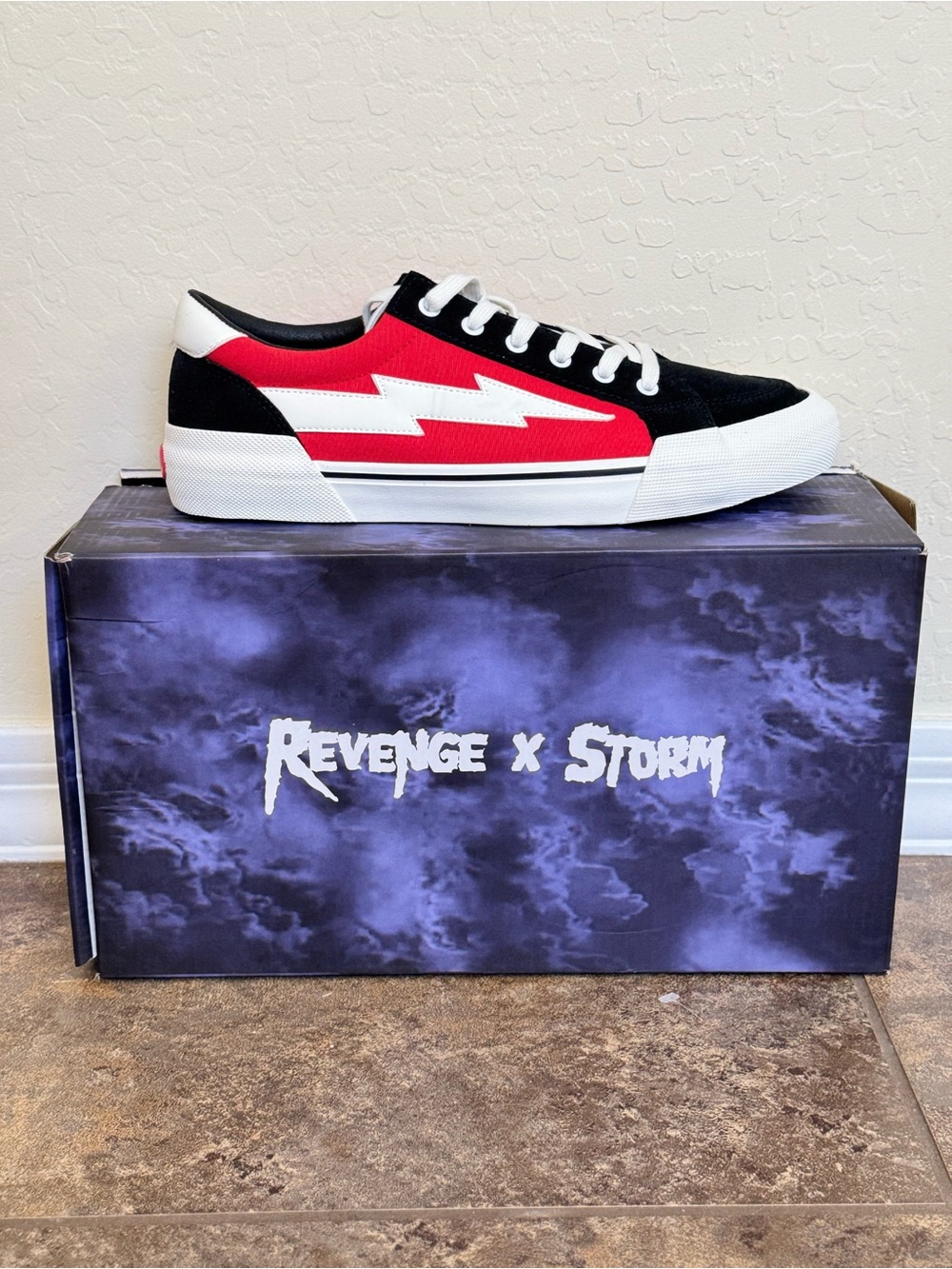 NIB Revenge X Storm Vol 2 Low Top Red Black Lightning White Size 11 Men